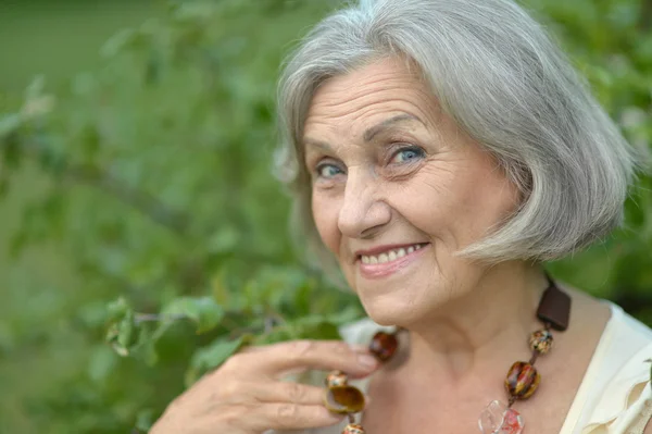 Femme âgée dans le parc d'été — Photo