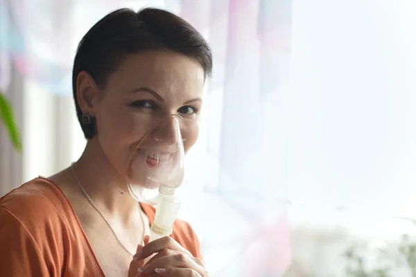 Mujer joven haciendo inhalación — Foto de Stock