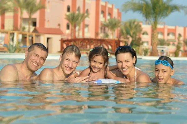 Familia feliz en la piscina — Foto de Stock