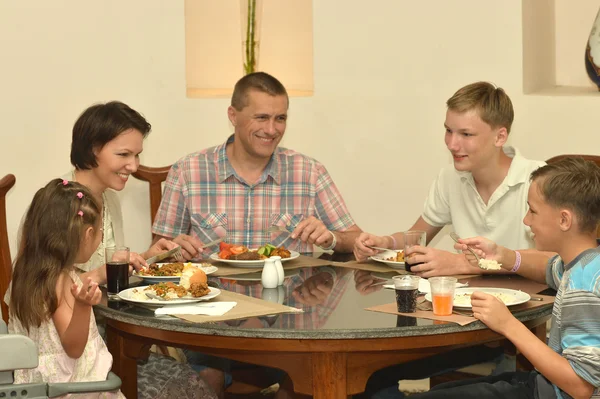 Lycklig familj på frukost — Stockfoto