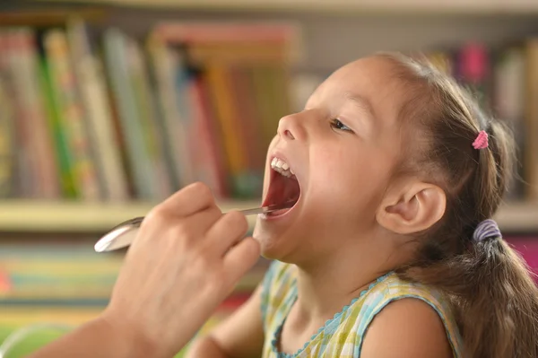 Mother  looks throat of Sick girl — Stock Photo, Image