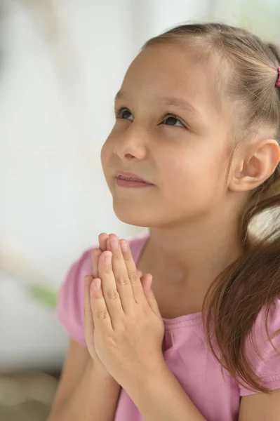 Kleines Mädchen betet — Stockfoto