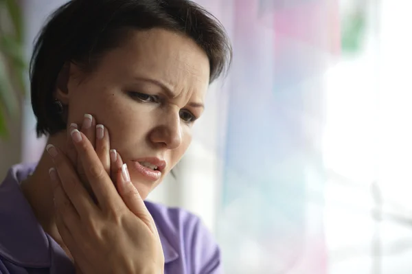 Kranke Frau mit Zahnschmerzen — Stockfoto