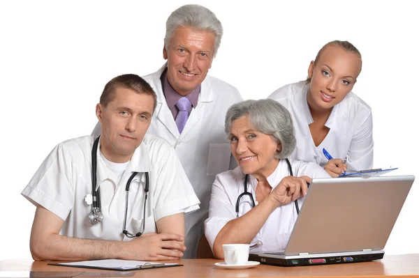 Gruppo di medici con laptop — Foto Stock