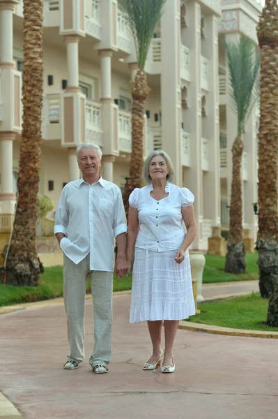 Couple sénior à l'hôtel resort — Photo