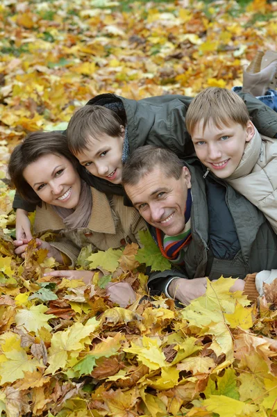 Familia relajante en el parque de otoño — Foto de Stock