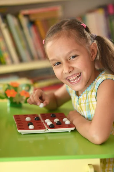 Menina brincando em casa — Fotografia de Stock