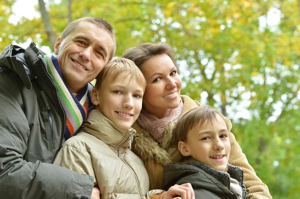 Família relaxante no parque de outono — Fotografia de Stock