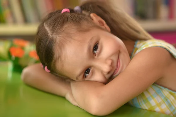 Schattig klein meisje poseren — Stockfoto