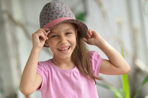 Petite fille dans chapeau posant — Photo