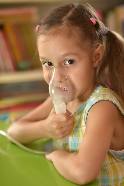 Piękne dziewczynki z inhalatora — Zdjęcie stockowe