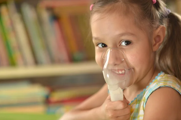 Inhaler ile güzel küçük kız — Stok fotoğraf