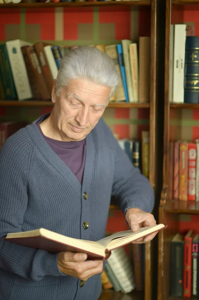 Homme heureux âgé avec livre — Photo