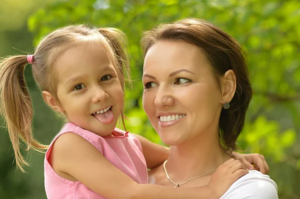 Petite fille avec mère dans le parc — Photo