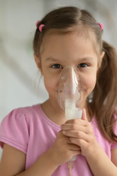 Encantadora niña con inhalador — Foto de Stock