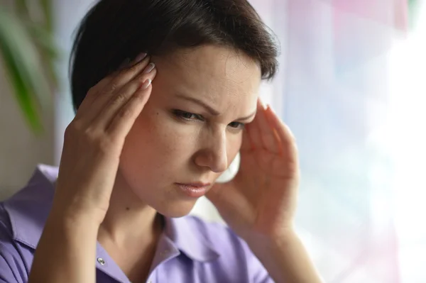Больная женщина с головной болью — стоковое фото