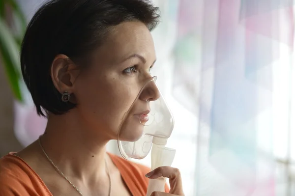 Mladá žena, která dělá inhalace — Stock fotografie