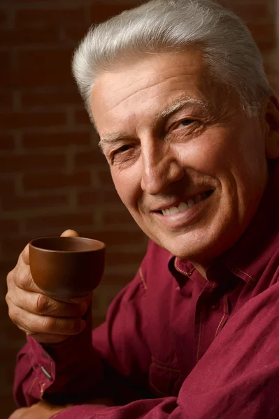 Senior man kopje koffie te drinken — Stockfoto