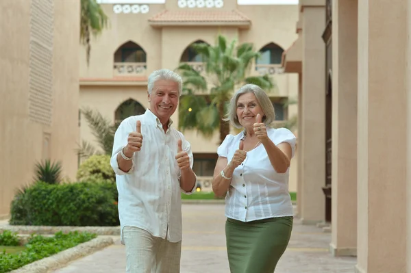 Casal sênior com polegares para cima — Fotografia de Stock