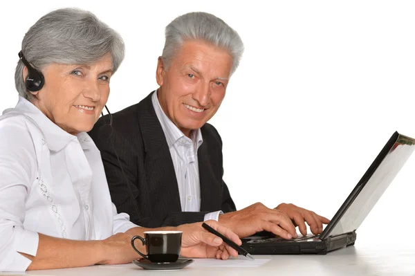 Personnes âgées travaillant avec un ordinateur portable — Photo