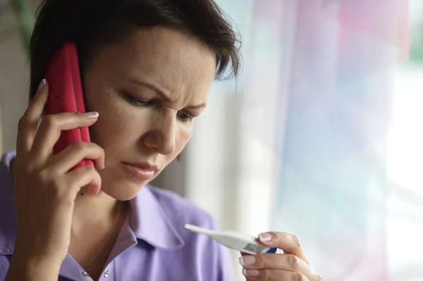 Mujer enferma llamando al médico — Foto de Stock