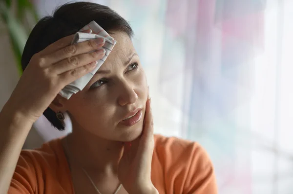 Junge Frau spürt Übelkeit — Stockfoto