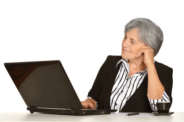 Oudere vrouw die op laptop werkt — Stockfoto