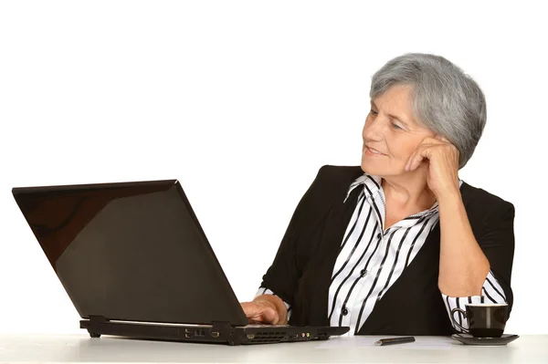 Femme âgée travaillant sur ordinateur portable — Photo