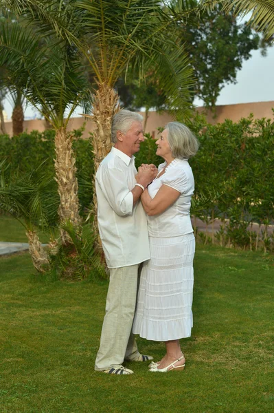 ホテル リゾートに年配のカップル — ストック写真
