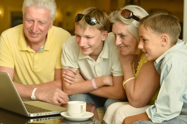 Pojkar med far-och morföräldrar och laptop — Stockfoto