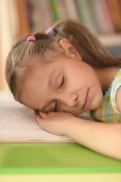 Niña durmiendo en el libro — Foto de Stock