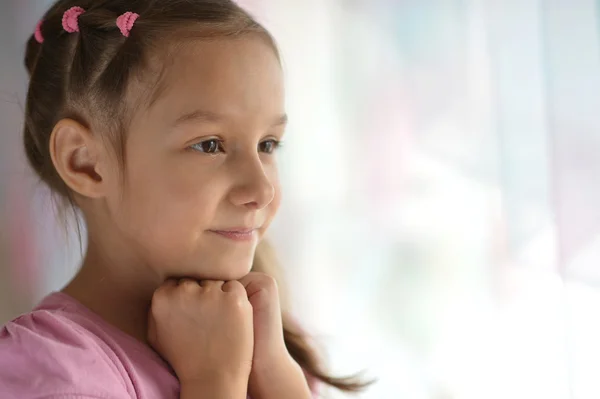 Schattig klein meisje poseren — Stockfoto