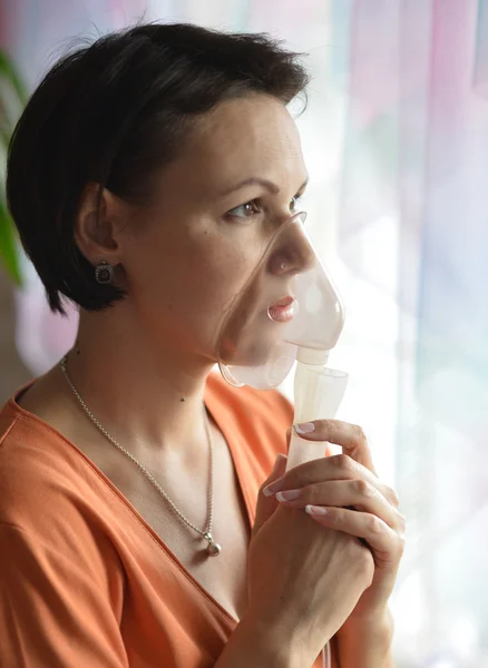 Junge Frau beim Inhalieren — Stockfoto