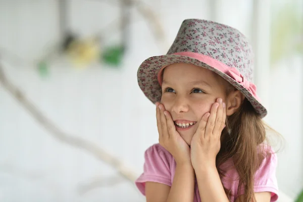 Niña en sombrero posando —  Fotos de Stock