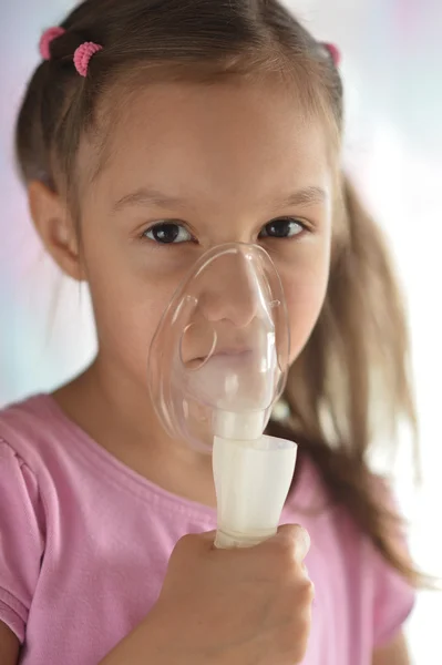 Inhaler ile güzel küçük kız — Stok fotoğraf