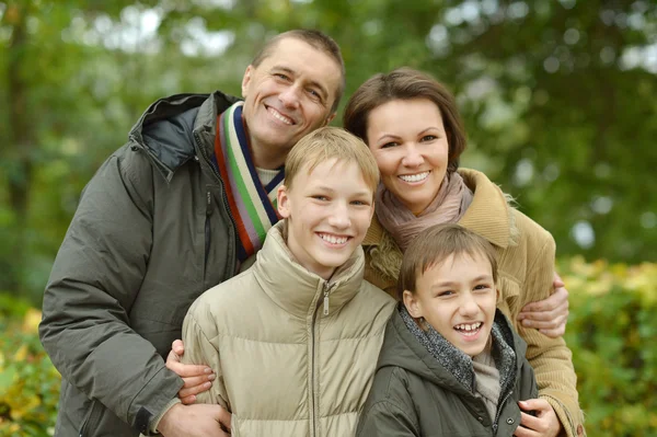 Familjen avkopplande i höst park — Stockfoto