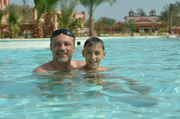 Szczęśliwy ojciec z synem w basenem — Zdjęcie stockowe