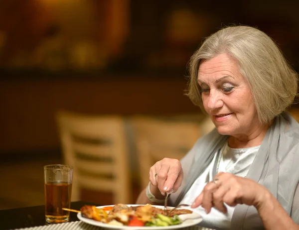 Senior kvinna äter middag — Stockfoto