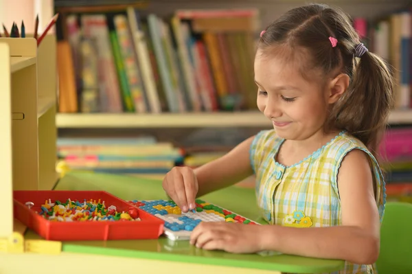 Bambina che gioca a casa — Foto Stock