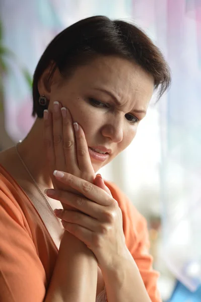 Sjuk kvinna med tand smärta — Stockfoto