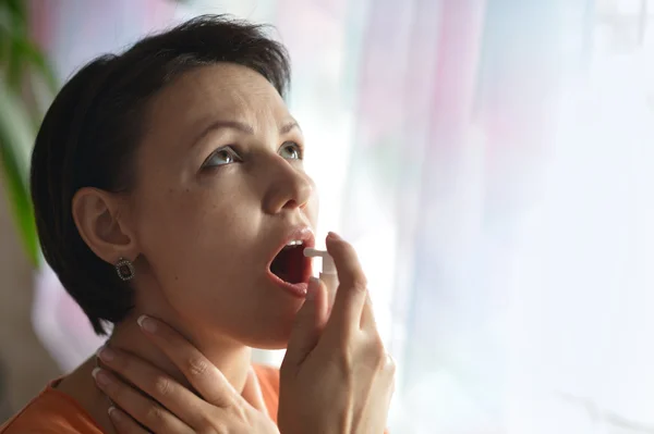 Zieke vrouw spuitende keel — Stockfoto