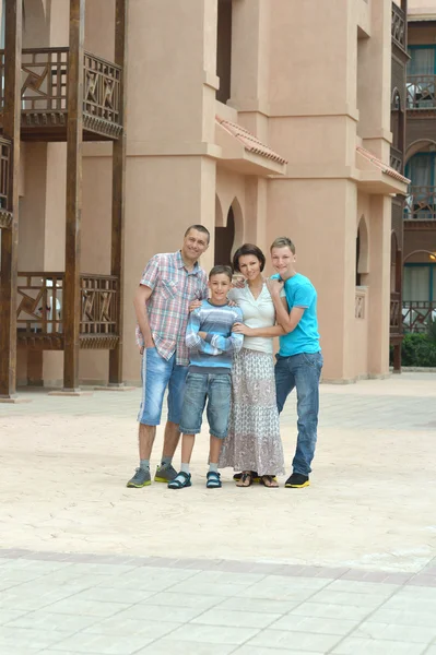 Familia en el jardín en el complejo vacacional — Foto de Stock