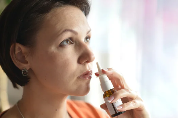 Frau mit Nasentropfen — Stockfoto