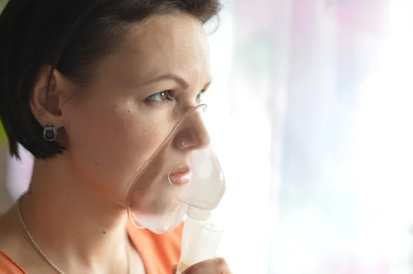 Mladá žena, která dělá inhalace — Stock fotografie