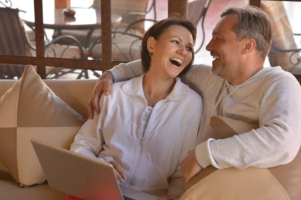 Couple with laptop at  table — Stock Photo, Image