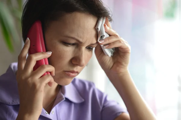 Kranke Frau ruft zum Arzt — Stockfoto