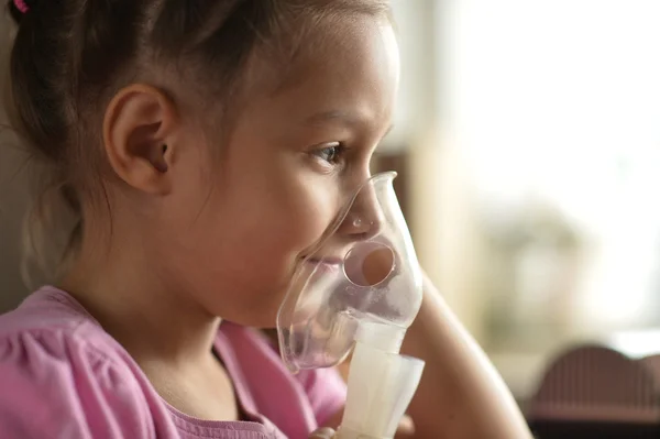 Encantadora niña con inhalador —  Fotos de Stock