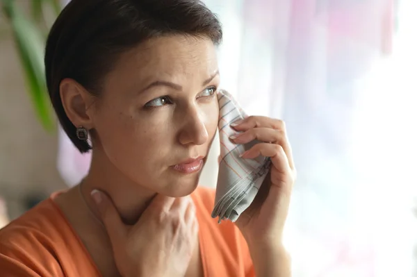 Jonge vrouw voelt ziekte — Stockfoto