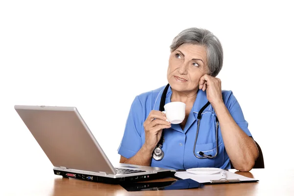 Улыбающийся старший врач с ноутбуком — стоковое фото