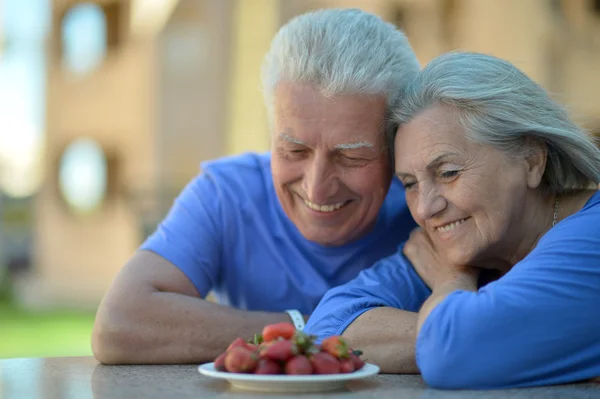 Starszy para w kawiarni z truskawkami — Zdjęcie stockowe